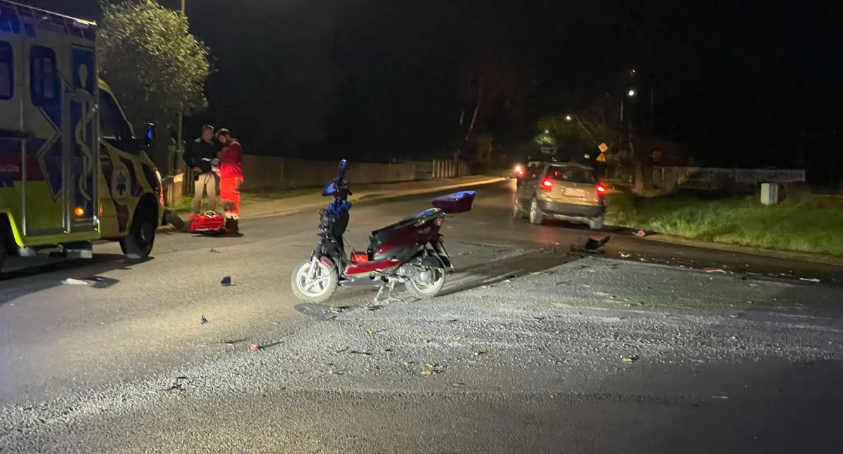 Wypadki drogowe, Zderzenie osobówki skuterem newralgicznym skrzyżowaniu - zdjęcie, fotografia