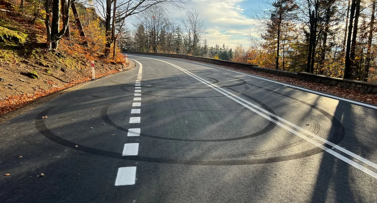Absurdy, Skrajna bezmyślność Zakręcie Śmierci świeżo wyremontowana droga zamieniona prywatny driftu! - zdjęcie, fotografia