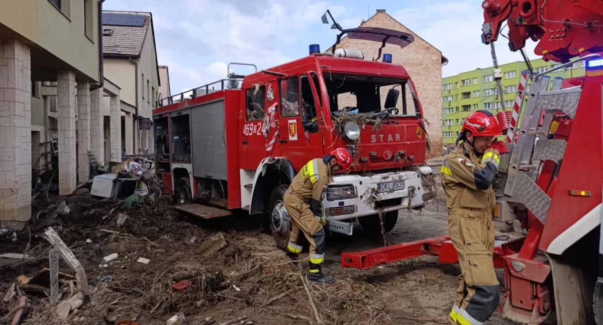 Ważne komunikaty, Zatopiony strażacki bojowy Strażacy potrzebują pomocy - zdjęcie, fotografia