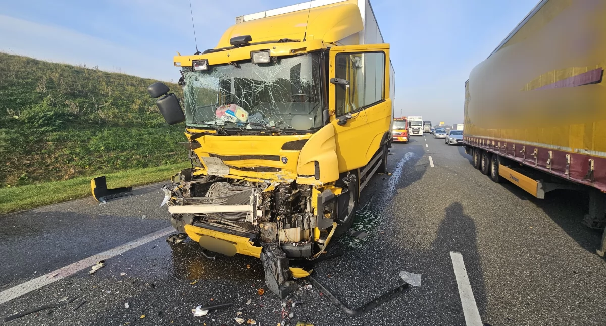 Wypadki drogowe, Poważne utrudnienia autostradzie zderzeniu dwóch ciężarówek - zdjęcie, fotografia