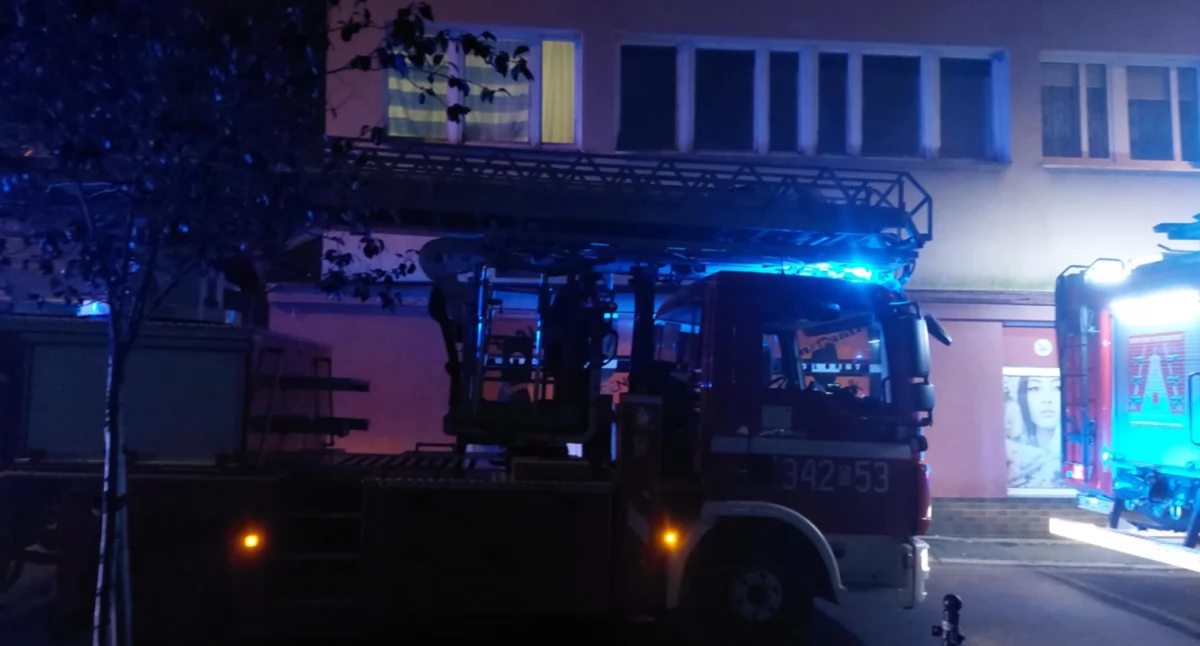 Bezpieczeństwo, Fałszywy alarm przeciwpożarowy centrum Jeleniej Góry nocna akcja straży pożarnej - zdjęcie, fotografia