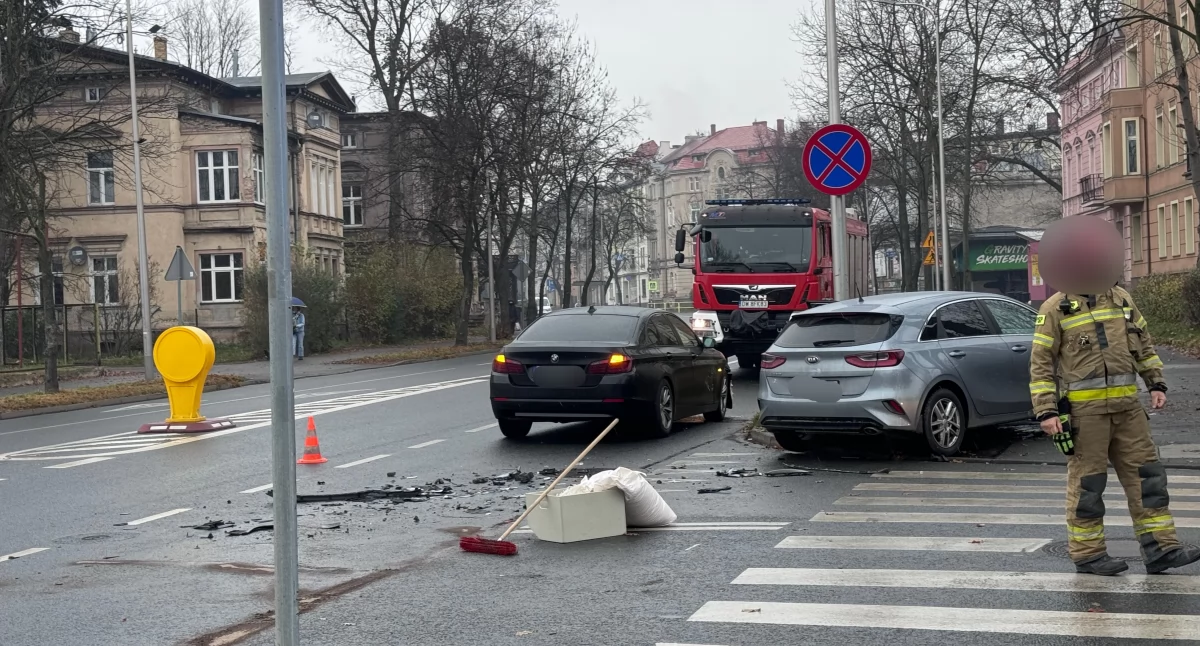 Wypadki drogowe, Utrudnienia ulicy Wolności zderzeniu radiowozu czarnym - zdjęcie, fotografia