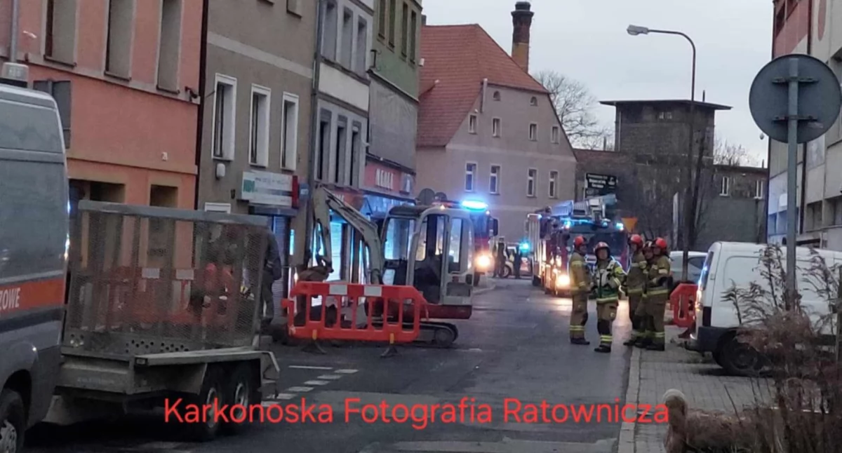 Interwencje, Prawdopodobny wyciek ulicy Poznańskiej Jeleniej Górze - zdjęcie, fotografia