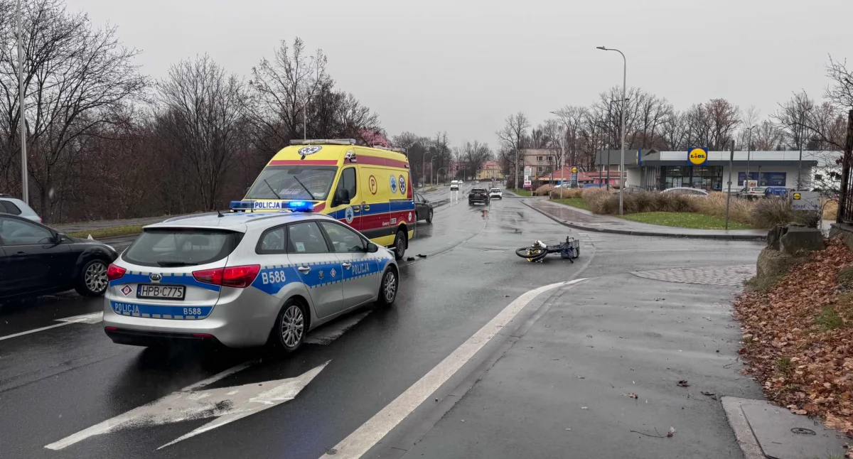 Wypadki drogowe, Zderzenie osobówki rowerzystką ulicy Wolności Kobieta trafiła szpitala - zdjęcie, fotografia