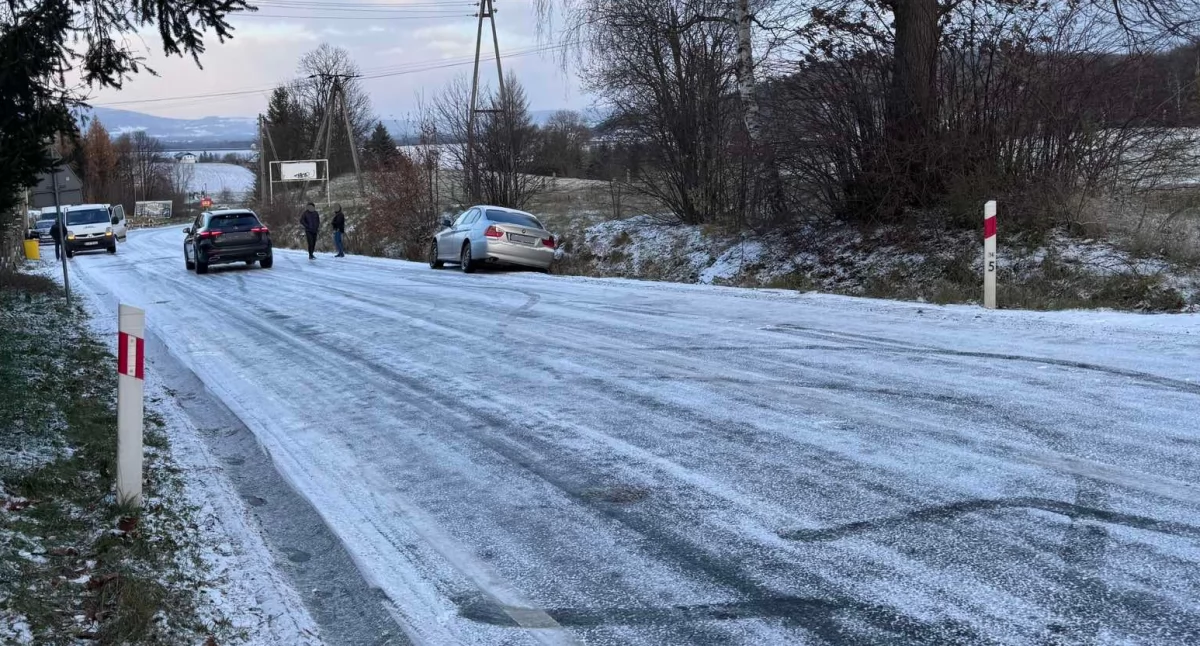 Komunikacja, Paraliż drogach powiecie karkonoskim Pogoda zaskoczyła - zdjęcie, fotografia
