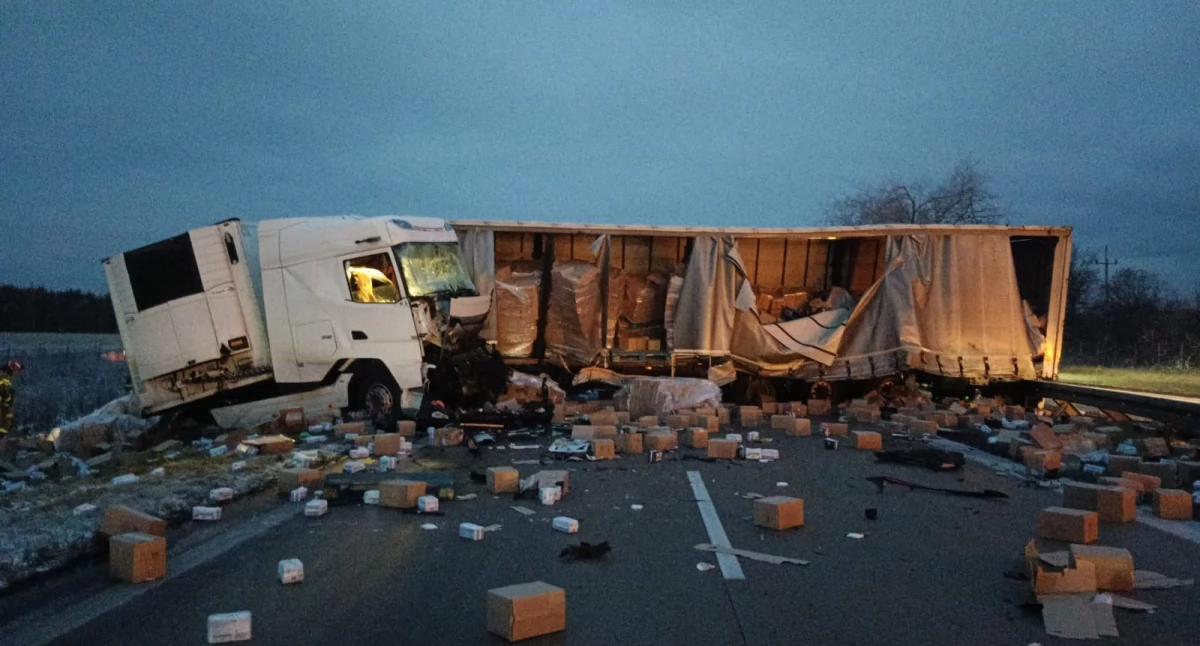 Wypadki drogowe, Karambol autostradzie kierunku Wrocławia żyje jedna osoba - zdjęcie, fotografia