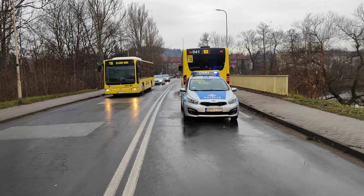 Wypadki drogowe, Kobieta upadła autobusie gwałtownym hamowaniu  Trafiła szpitala - zdjęcie, fotografia