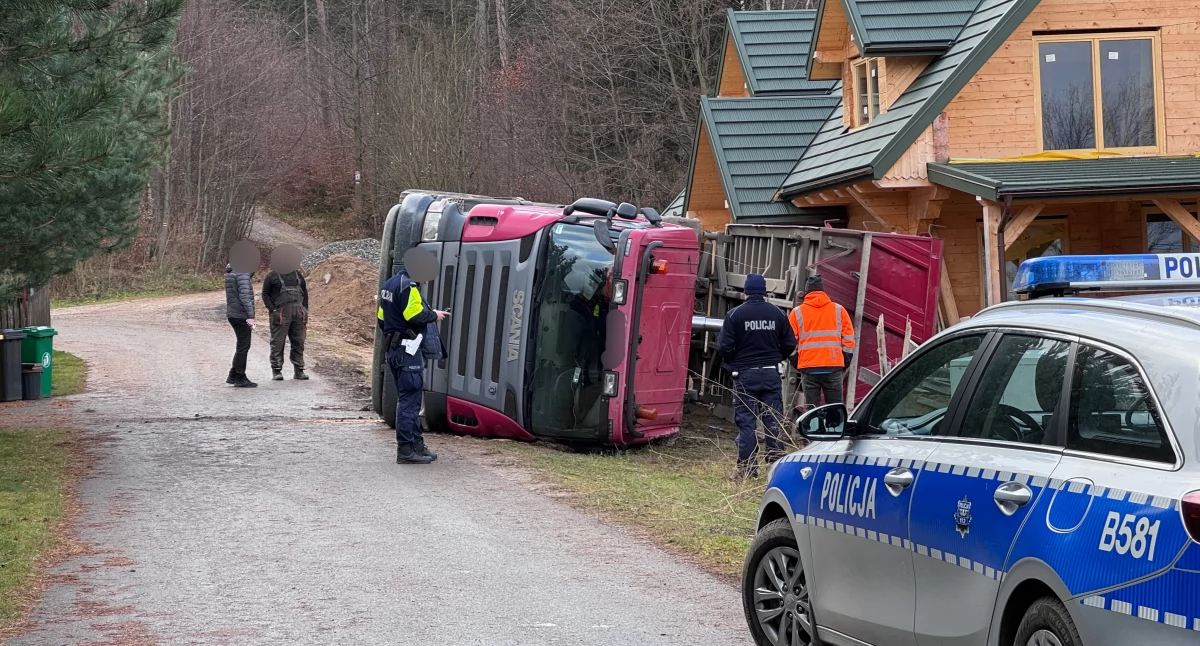 Wypadki drogowe, Wywrotka przewróciła podczas kiprowania Kierowca szpitalu - zdjęcie, fotografia