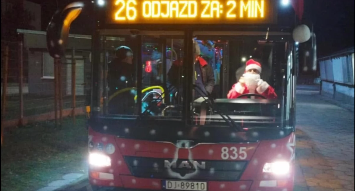 Komunikacja, Mikołajkowy autobus Jeleniej Górze - zdjęcie, fotografia