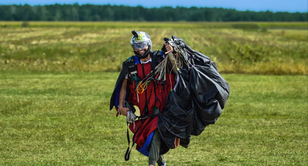 Ludzie, Latający chmurach Krzysztof podsumowuje skoków wingsuicie - zdjęcie, fotografia