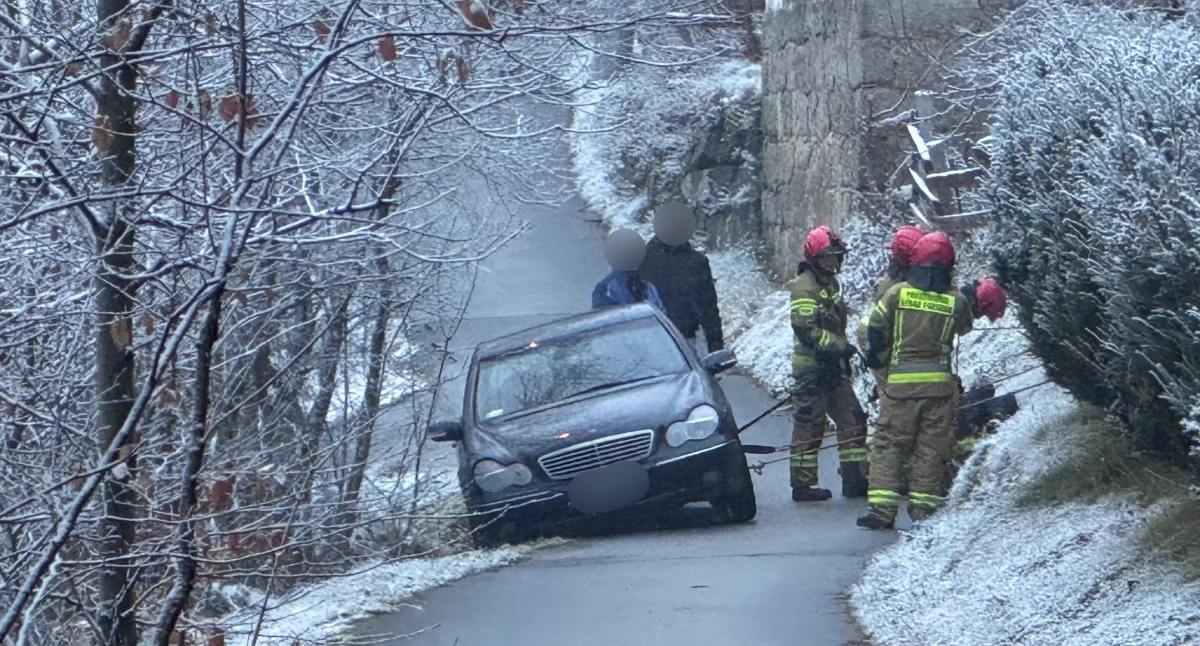 Interwencje, Mercedes zsunął drogi Interwencja strażaków Zachełmiu - zdjęcie, fotografia