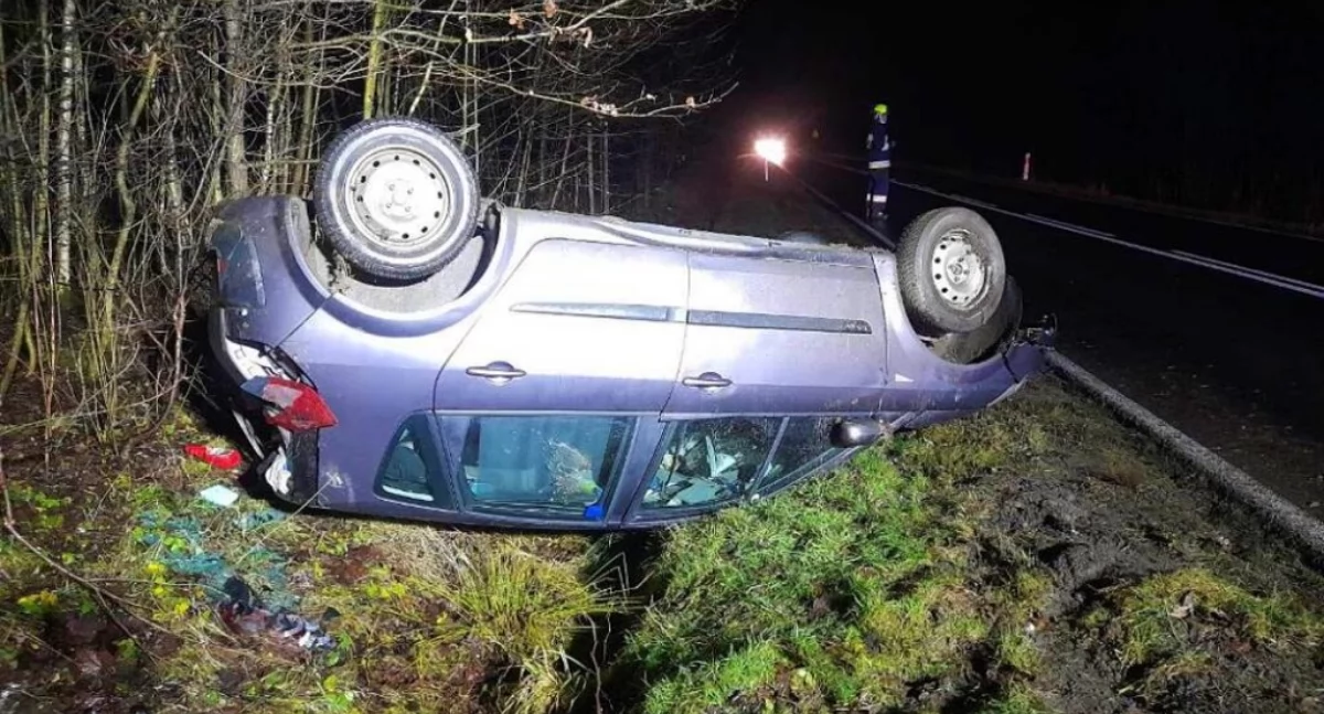 Wypadki drogowe, Kolejne dachowanie latek stracił panowanie autem - zdjęcie, fotografia