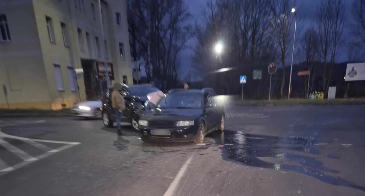 Wypadki drogowe, Utrudnienia Pałacu Sobieszów rondzie zderzyły osobówki - zdjęcie, fotografia