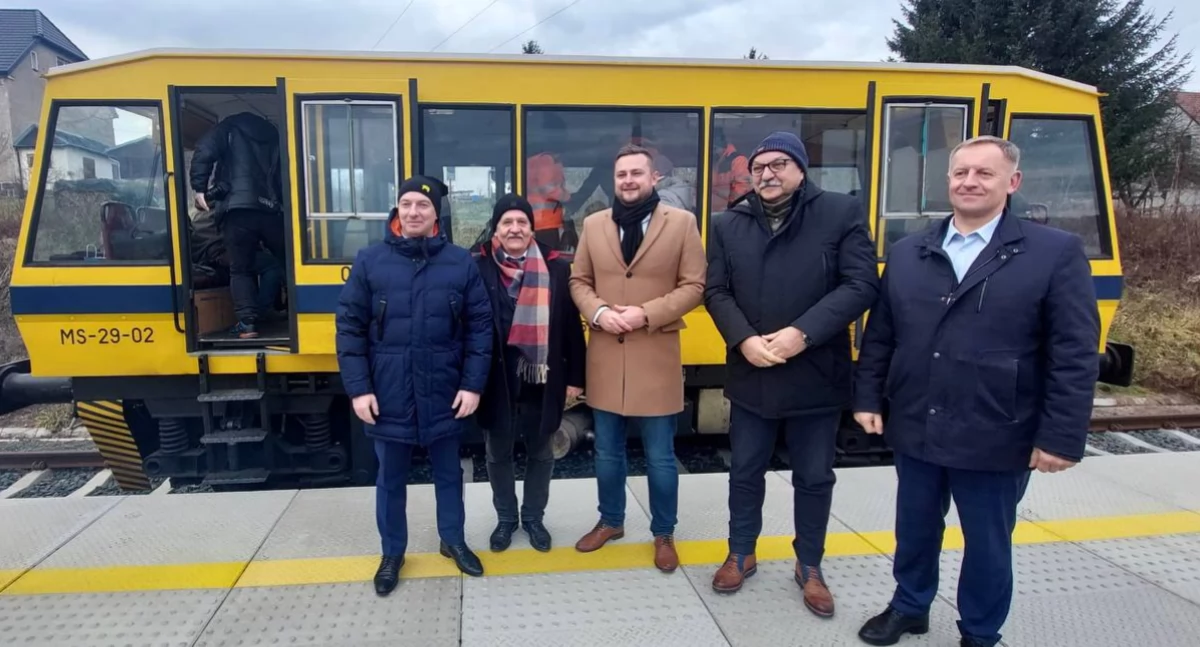 Komunikacja, Połączenie kolejowe Karpacza ostatniej prostej Pierwszy pociąg dotarł dziś Mysłakowic - zdjęcie, fotografia