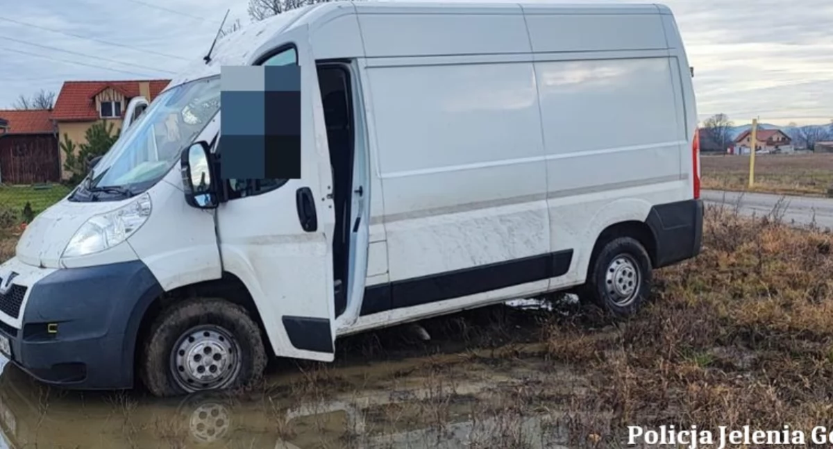 Komunikaty policji, Uciekał miał odbycia kilkuletnią karę więzienia Pościg busem Wojcieszycach - zdjęcie, fotografia