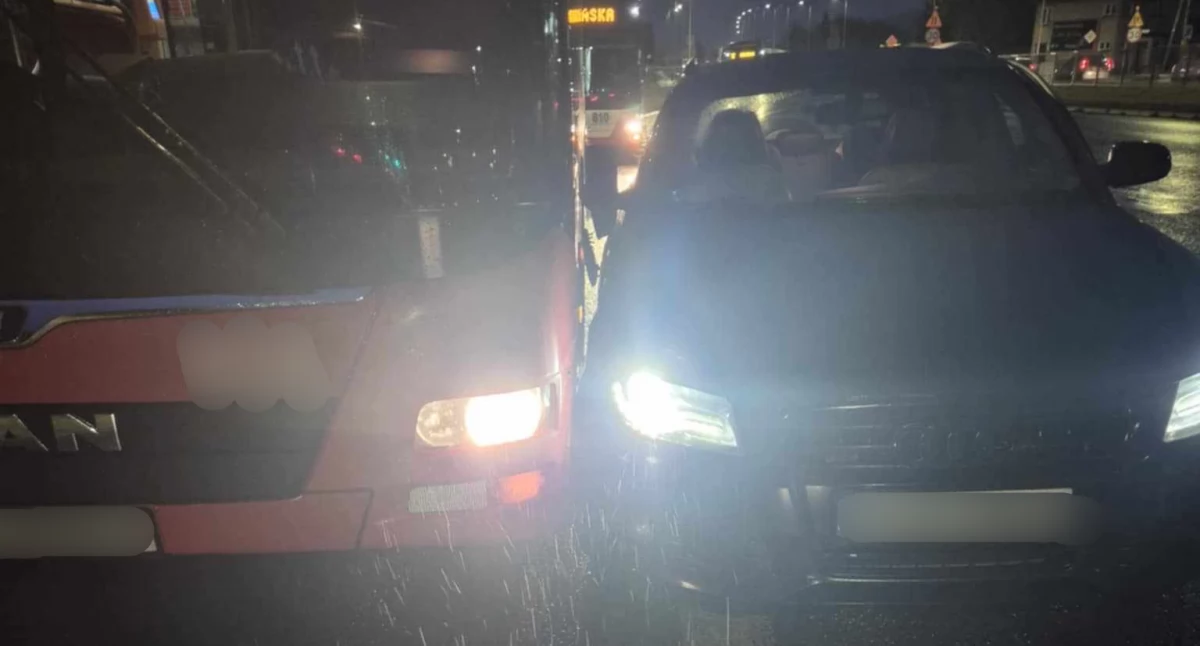Utrudnienia w ruchu, Kierowca wjechał autobus - zdjęcie, fotografia