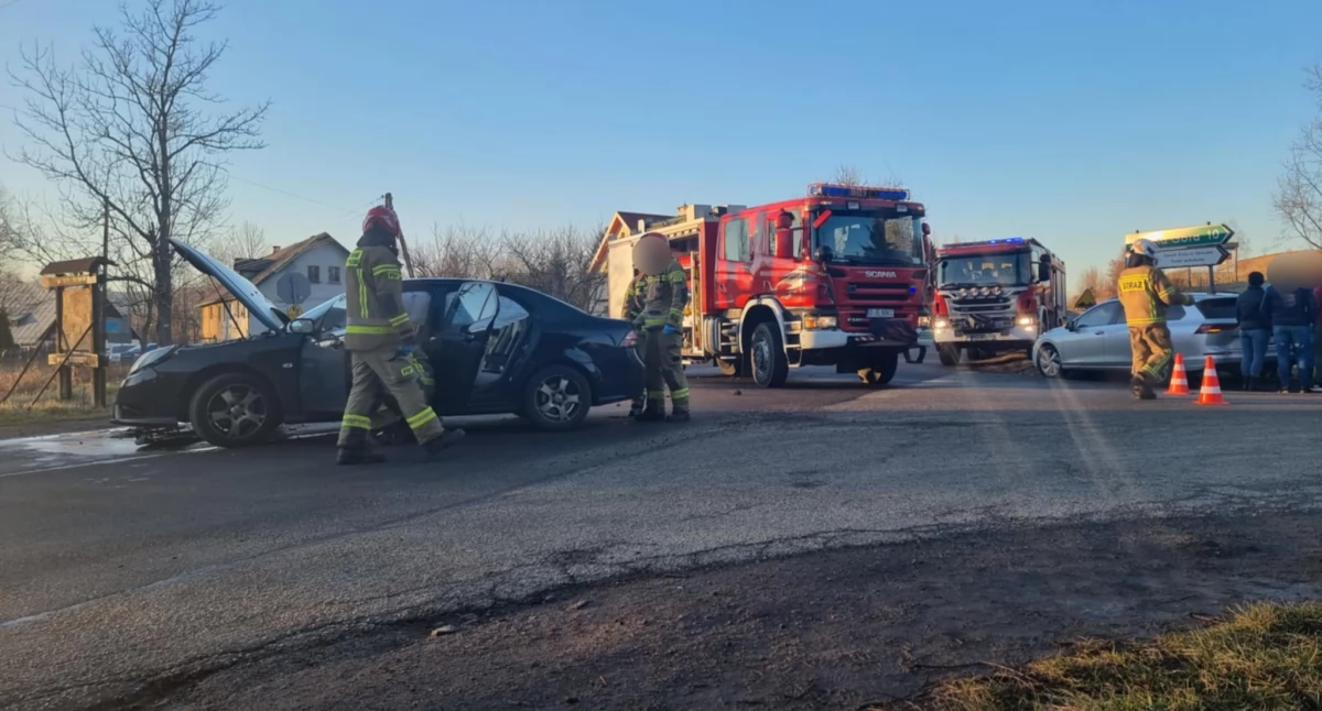 Wypadki drogowe, Droga Karpacza zablokowana zderzeniu trzech pojazdów - zdjęcie, fotografia