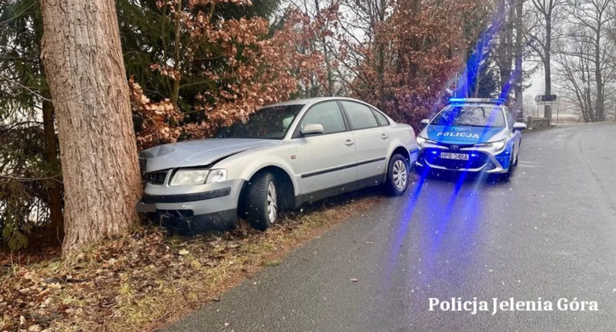 Interwencje, Pijany kierowca wjechał Passatem drzewo odszedł miejsca zdarzenia - zdjęcie, fotografia