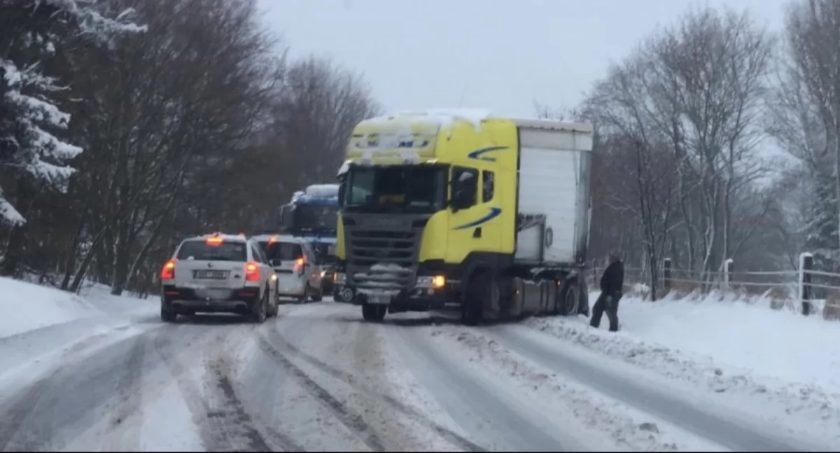 Bezpieczeństwo, Trudne warunki drogach czeskiej stronie granicy Przejście Jakuszycach zamknięte ciężarówek - zdjęcie, fotografia