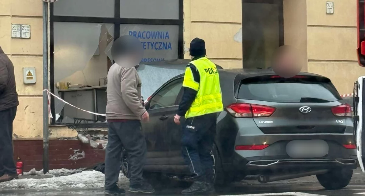 Wypadki drogowe, Hyundaiem wjechała pracownię protetyczną - zdjęcie, fotografia