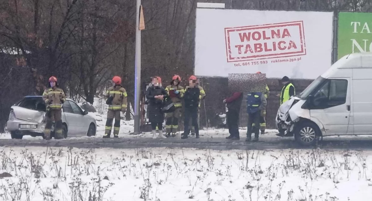 Wypadki drogowe, Utrudnienia Spółdzielczej zderzeniu dwóch samochodów - zdjęcie, fotografia