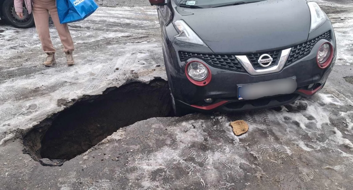 Absurdy, Nissanem wpadła potężną dziurę ziemi - zdjęcie, fotografia