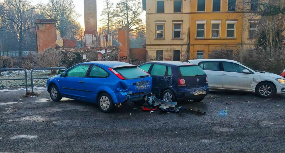 Wypadki drogowe, Sobieszów Kierowca stracił panowanie pojazdem uderzył zaparkowane - zdjęcie, fotografia