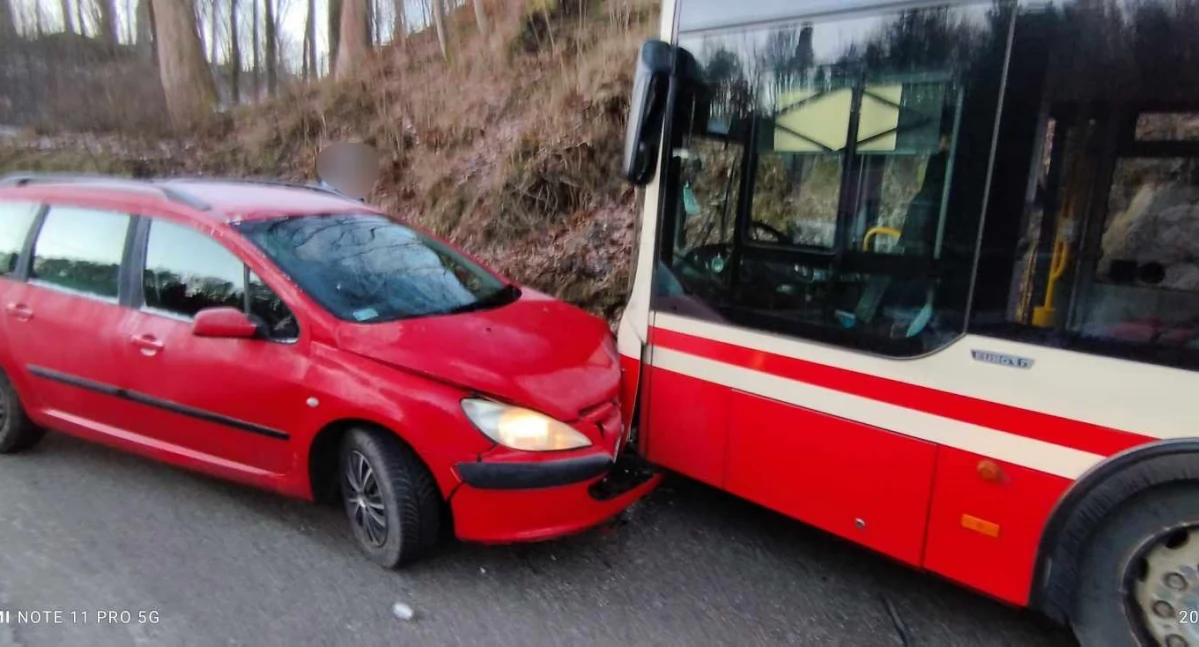Wypadki drogowe, Czołowe zderzenie Peugeota autobusem Staniszowie - zdjęcie, fotografia