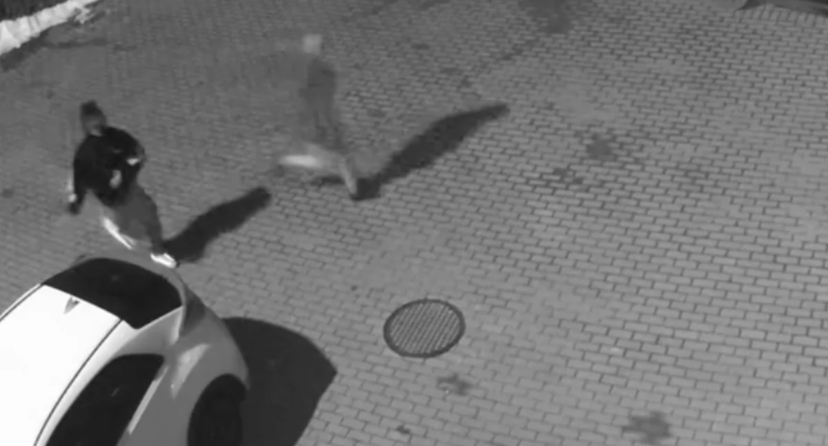 Absurdy, Młodzi wandale uszkodzili zaparkowane kościele samochody Wszystko nagrało - zdjęcie, fotografia