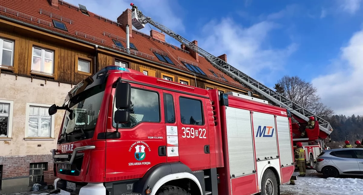 Pożary, Pożar sadzy kominie ulicy Wolności Szklarskiej Porębie szybka reakcja strażaków zapobiegła tragedii - zdjęcie, fotografia