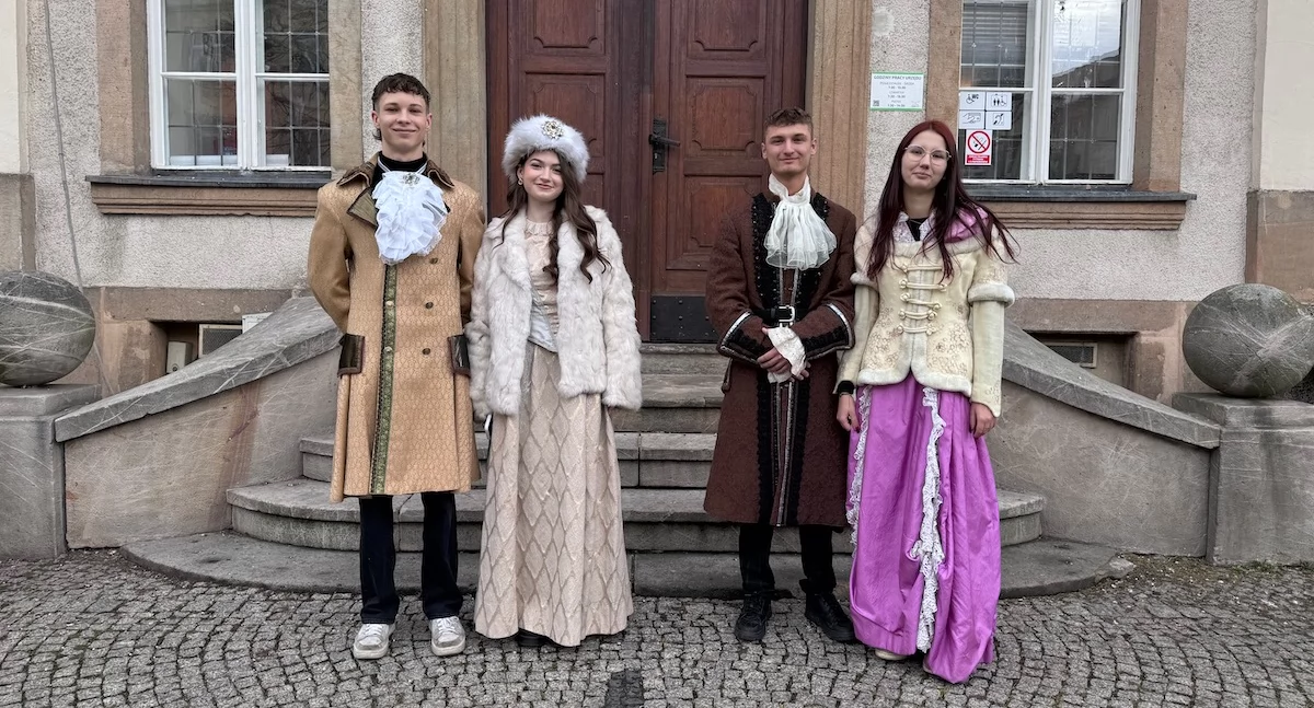 Wydarzenia, Jeleniogórski Polonez Maturzystów placu Ratuszowym - zdjęcie, fotografia