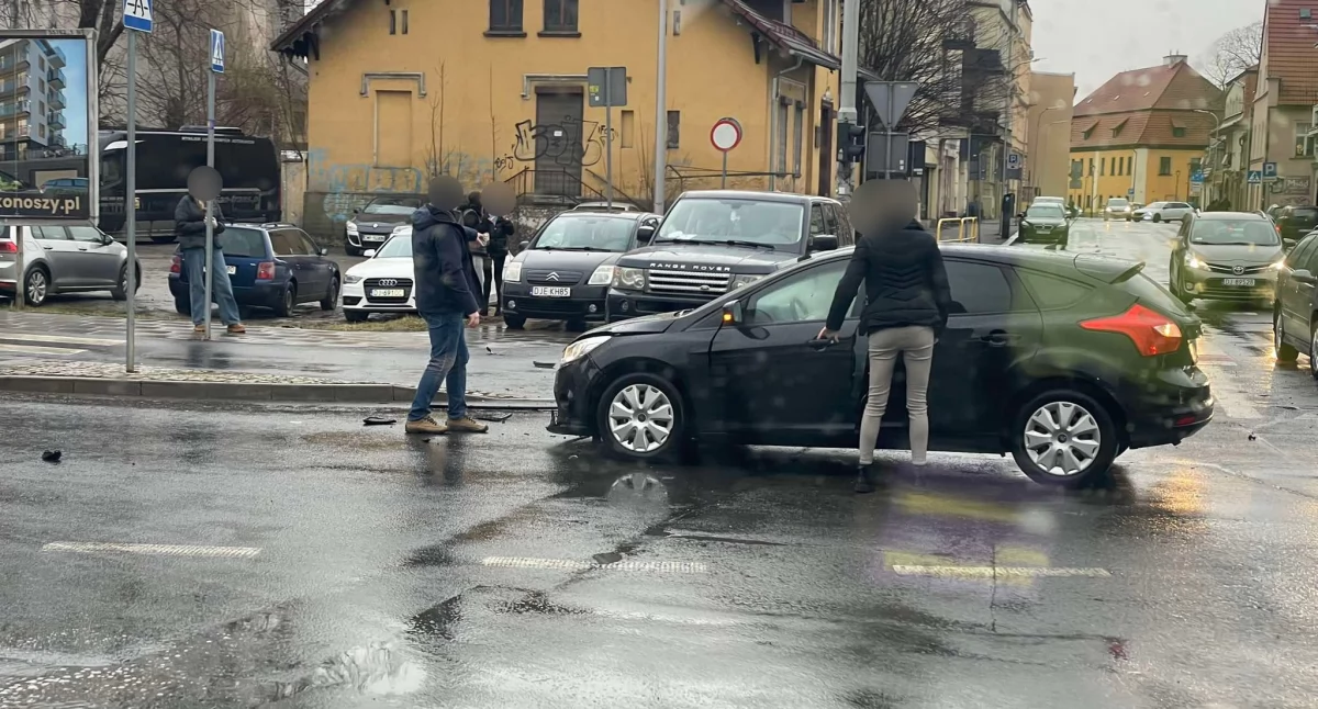 Utrudnienia w ruchu, Utrudnienia ruchliwym skrzyżowaniu zderzeniu dwóch pojazdów - zdjęcie, fotografia