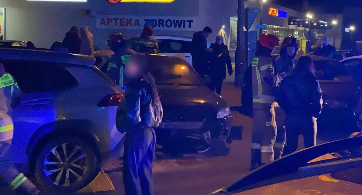 Wypadki drogowe, Młoda kierująca wjechała cztery zaparkowane samochody - zdjęcie, fotografia