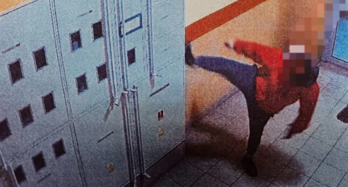 Absurdy, Wandal zniszczył windę budynku Zabobrzu - zdjęcie, fotografia