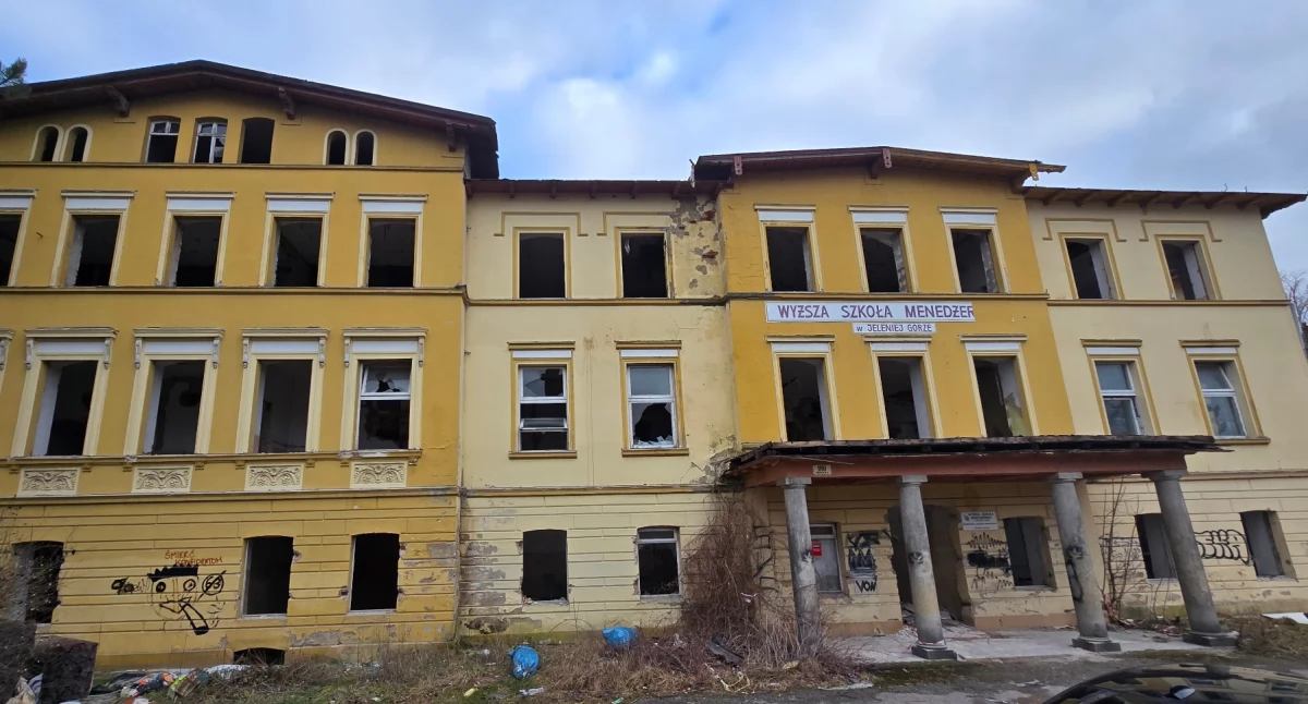 24jgora, Upadek dawnej szkoły prywatna własność publiczny wstyd - zdjęcie, fotografia