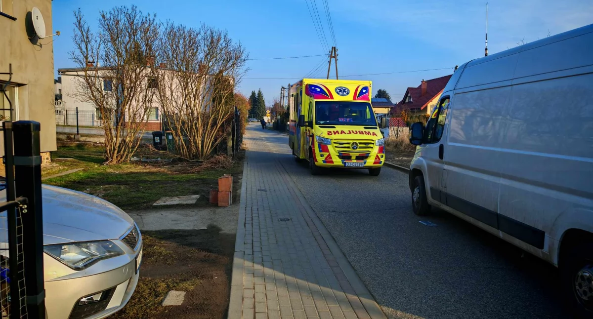 Z ostatniej chwili, Nagłe zatrzymanie krążenia kierowcy Dramatyczna akcja ratunkowa Jeżowie Sudeckim - zdjęcie, fotografia