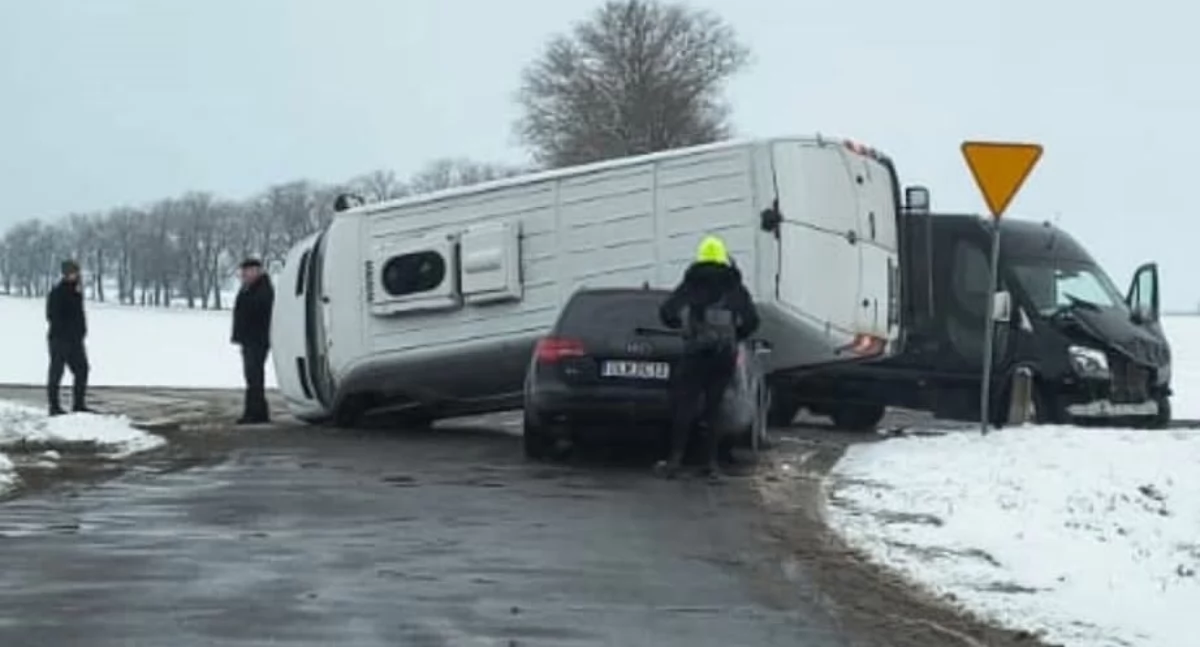 Bezpieczeństwo, Jeleniogórska policja ostrzega trudne warunki drogach - zdjęcie, fotografia
