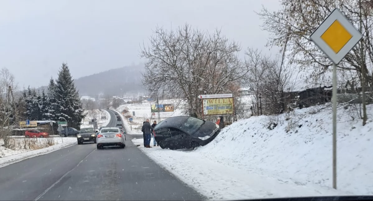 Wypadki drogowe, Śliska nawierzchnia samochody wypadły drogi wysokości Sosnówki - zdjęcie, fotografia