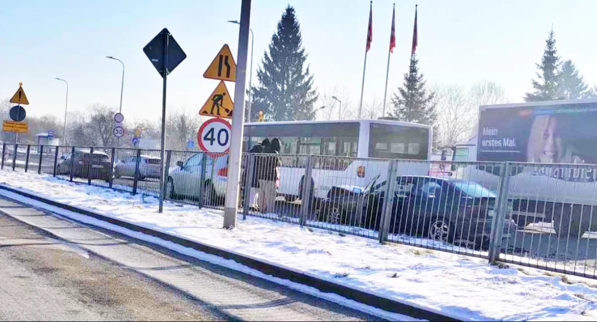 Utrudnienia w ruchu, Młody kierowca wjechał innego pojazdu - zdjęcie, fotografia