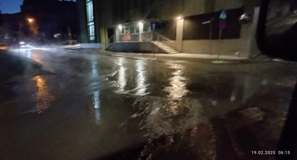 Ważne komunikaty, Awaria centrum Jeleniej Góry płynęła ulicami - zdjęcie, fotografia