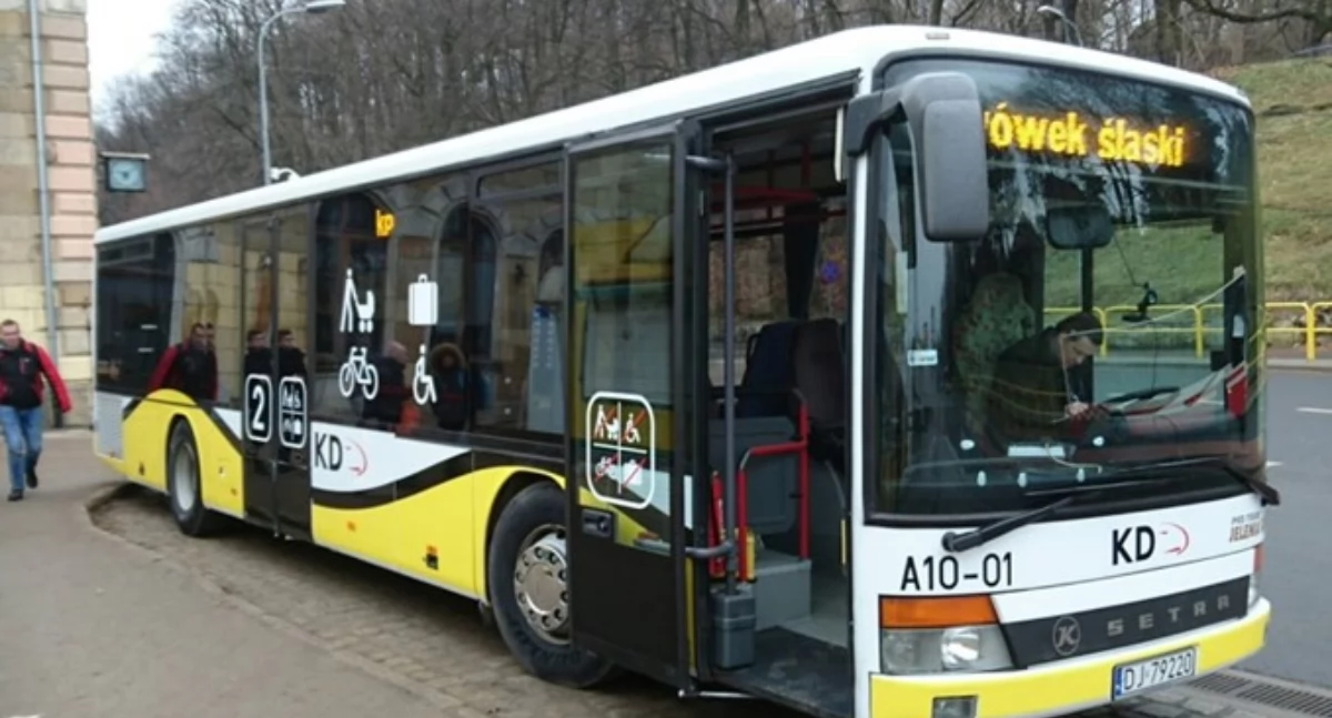 Komunikacja, Koleje Dolnośłąskie przewoźnikiem autobusowym inicjatywa rzecz pasażerów - zdjęcie, fotografia
