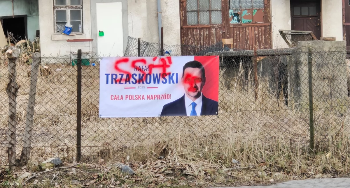 fot. eLuban.pl / zniszczony baner w Lubaniu