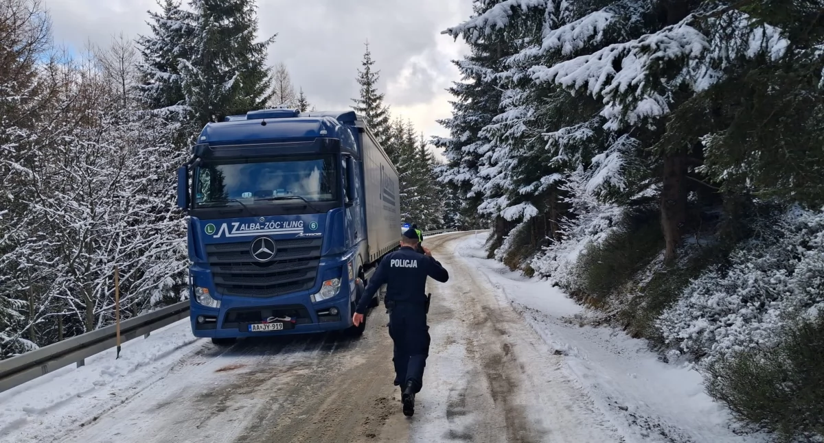 Interwencje, Ciężarówka zablokowała drogę Przełęczy Okraj Jeden autobusu odwołany - zdjęcie, fotografia