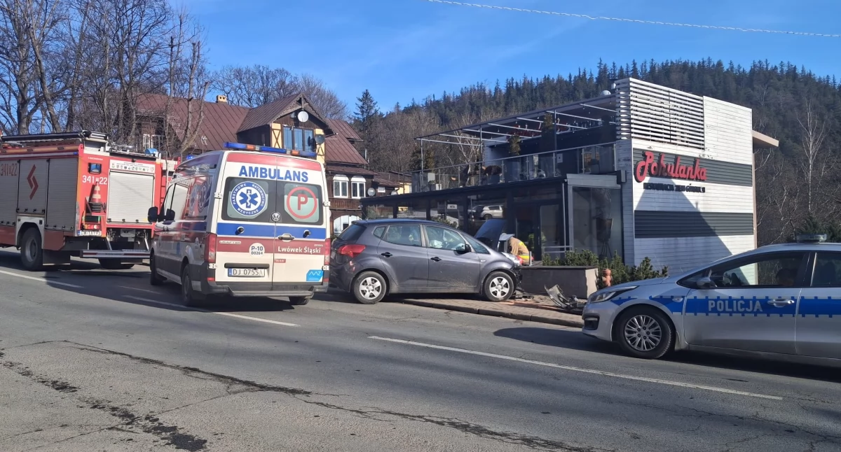 Wypadki drogowe, Karpacz Samochodem restaurację - zdjęcie, fotografia