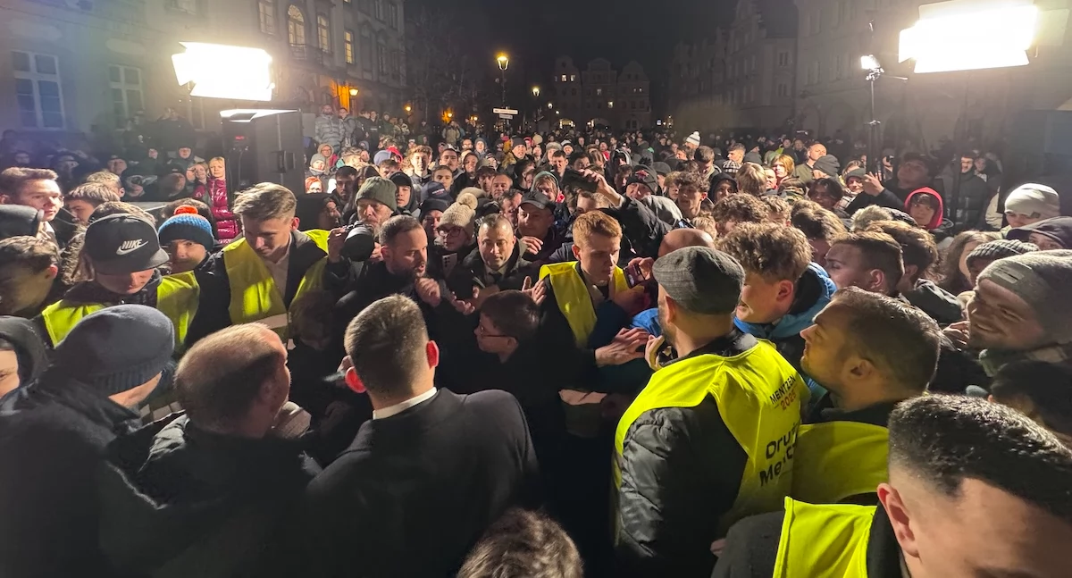 Ważne komunikaty, Tłumy spotkaniu Sławomirem Mentzenem Jeleniej Górze - zdjęcie, fotografia