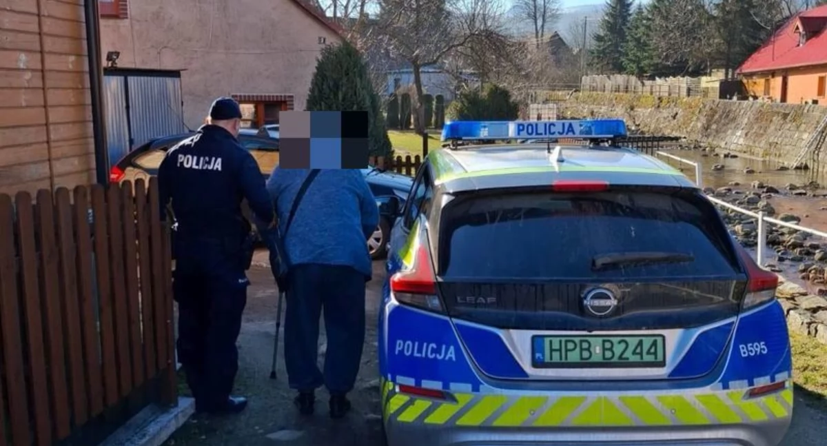 Interwencje, Policjanci Karpacza odnaleźli zagubionego seniora zanikami pamięci - zdjęcie, fotografia