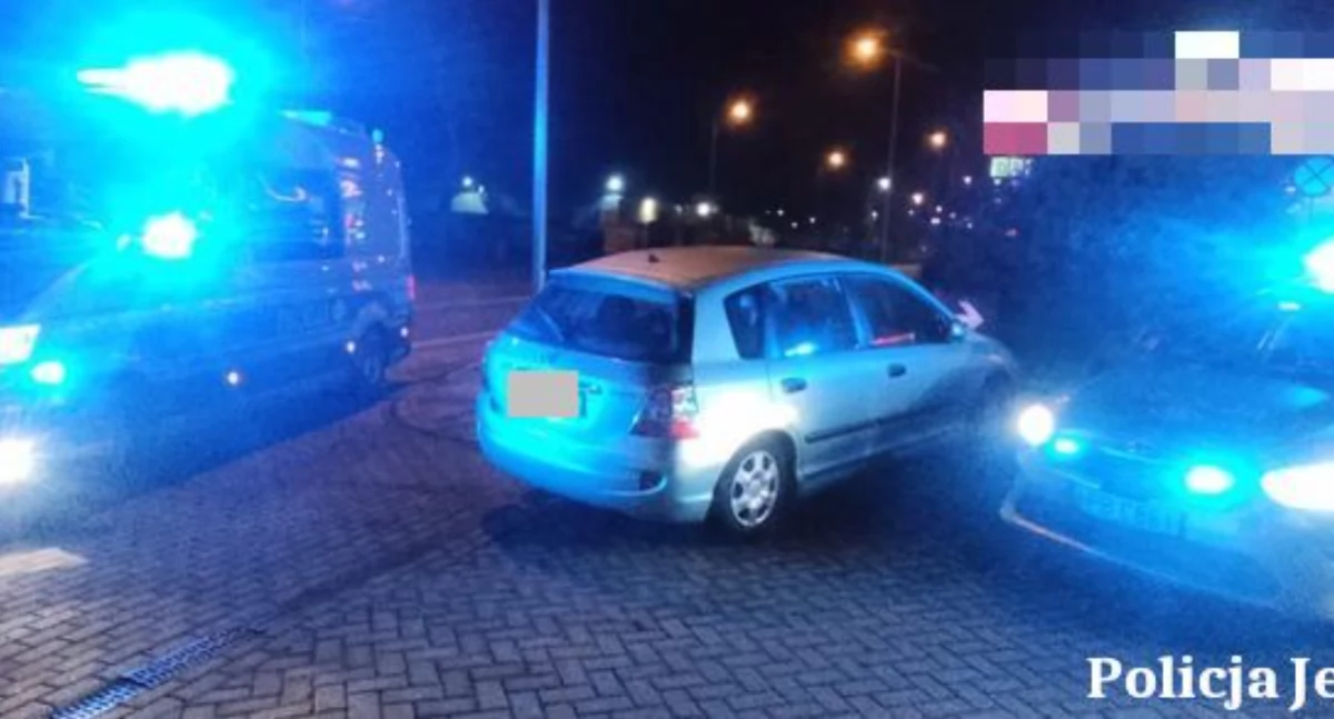 Absurdy, Pijana prawa jazdy uderzyła słupek stacji paliw - zdjęcie, fotografia