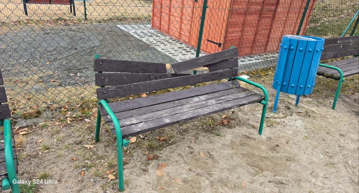 Absurdy, Wandale placu zabaw Szklarskiej Porębie - zdjęcie, fotografia