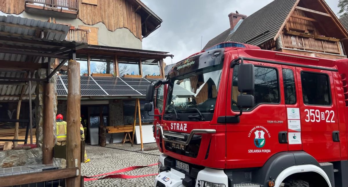Pożary, Pożar pensjonacie Szklarskiej Porębie szybka reakcja strażaków zapobiegła tragedii - zdjęcie, fotografia