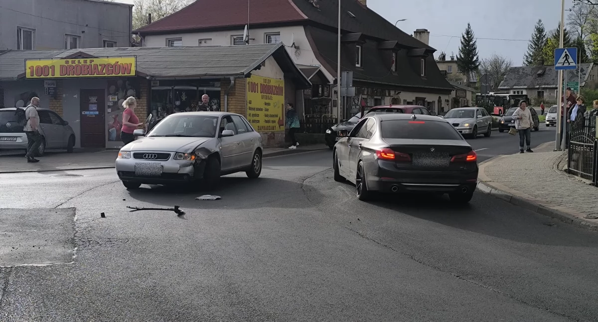 Wypadki drogowe, Zderzenie centrum Sobieszowa Utrudnienia Wielki Czwartek - zdjęcie, fotografia